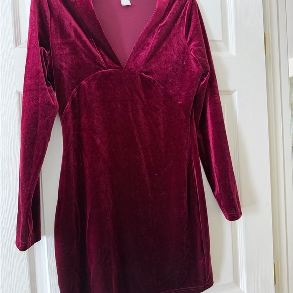 VENUS Red Velvet Mini Bodycon Dress V Neck - Picture 2 of 3